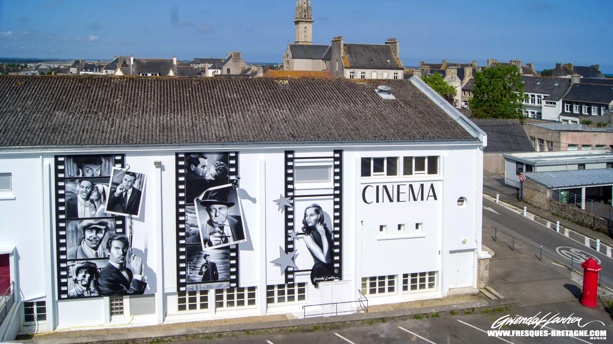 Fresque street art en noir et blanc, façade du cinéma Le Dauphin à Plouescat